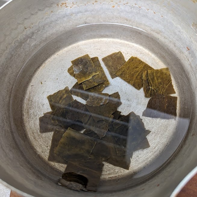 Soak kombu in water for 1 hour.