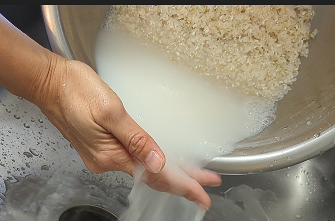 Discard the water, being careful not to let the rice run off.